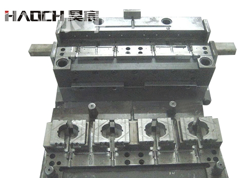 如何优化 AC 插头模具的冷却系统，以缩短生产周期？